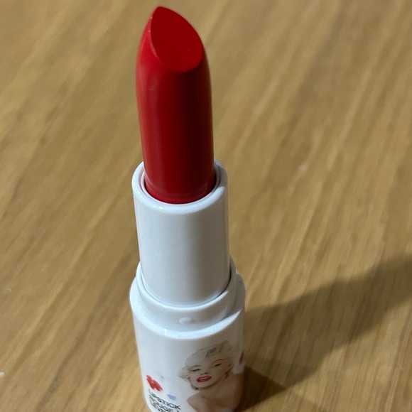 Wet n Wild Marilyn Monroe Bold Red Lipstick - Picture 13 of 16